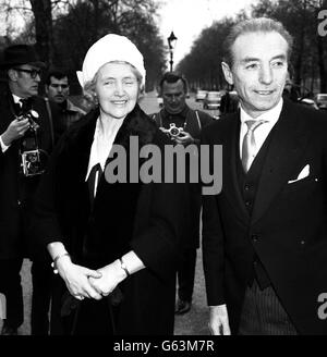 Sir Stanley Matthews, der erste professionelle Fußballspieler, der zum Ritter geschlagen wurde, verlässt den Buckingham Palace mit seiner Frau Betty, nachdem er an der Investitur teilgenommen hatte. Sir Stanley wurde in den Neujahrsfeiern zum Ritter Bahelor für seine Verdienste um den Fußball gegründet. Stockfoto