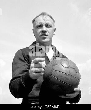 Bill Shankly hat gerade den ersten Vertrag einer Führungskarriere in Carlisle, Workington, Grimsby, Huddersfield und Merseyside unterzeichnet. Es soll ein dreijähriger Vertrag für Liverpool sein. Stockfoto