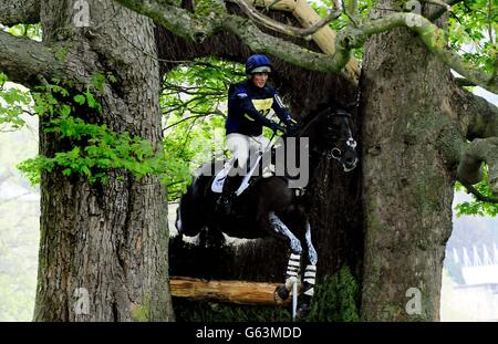 Zara Phillips auf Black Tuxedo am dritten Tag der internationalen Pferdeversuche von Dodson & Horrell Chatsworth im Chatsworth House, Chatsworth. Stockfoto