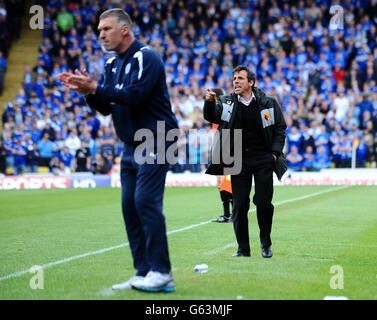 Leicester City Manager Nigel Pearson (links) und Watford Cheftrainer Gianfranco Zola geben während des npower Football League Championship Matches an der Vicarage Road Befehle auf der Touch-Linie. Stockfoto