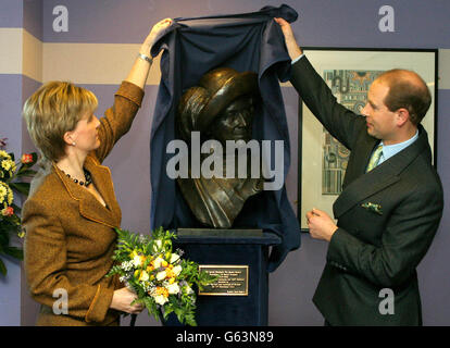 Prinz Edward, Earl of Wessex, und seine Frau Sophie, Gräfin von Wessex, enthüllen eine Statue der Königin Elizabeth, der Mutter der Königin, im St. Mary's Hospital. * die Statue ist das letzte Abbild der Königin Mutter, das die Bildhauerin Vivien Mallock vier Tage vor ihrem Tod am 30. März 2002 vollendete. Stockfoto