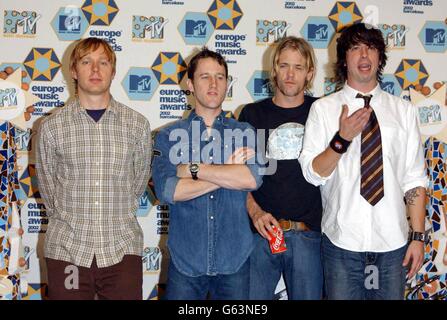 Dave Grohl (R) mit den Foo Fighters, Teilnahme an den MTV Europe Music Awards 2002, im Palazzo Sant Jordi, Barcelona, Spanien. Stockfoto