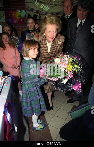 Premierministerin Margaret Thatcher erhält Blumen von Leana Wilkins, 5, während ihres Besuchs im Erneside Shopping Center in Enniskillen. Stockfoto