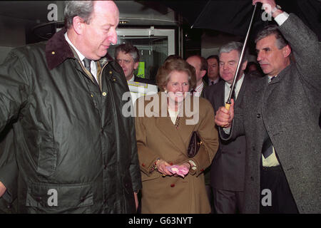 Premierministerin Margaret Thatcher verlässt das Erneside Shopping Center in Enniskillen. Stockfoto