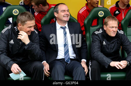 Fußball - Barclays Premier League - Norwich City / West Bromwich Albion - Carrow Road. L-R: West Bromwich Albion Assistant Head Coach Kevin Keen, Manager Steve Clarke und Assistant Coach Keith Downing Stockfoto