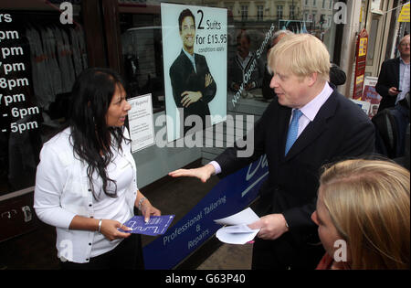 Der Bürgermeister von London Boris Johnson führt einen Rundgang durch Wimbledon High Street und Bahnhof, um lokale Menschen als eine öffentliche Konsultation über die Multi-Milliarden-Pfund, Cross-London Crossrail 2-System wurde heute ins Leben gerufen. Stockfoto