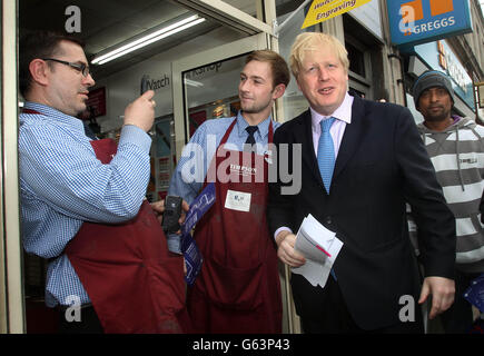 Der Bürgermeister von London Boris Johnson führt einen Rundgang durch Wimbledon High Street und Bahnhof, um lokale Menschen als eine öffentliche Konsultation über die Multi-Milliarden-Pfund, Cross-London Crossrail 2-System wurde heute ins Leben gerufen. Stockfoto