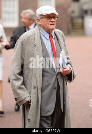 David Hockney kommt in der Chapel Royal im St. James's Palace im Zentrum von London an, um an einem Gottesdienst für Mitglieder des Verdienstordens teilzunehmen. Stockfoto