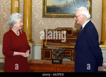 Queen Elizabeth II trifft Sir Peter O'Sullevan, der der Queen einen Racing Award verliehen hat, im Buckingham Palace, London. Stockfoto