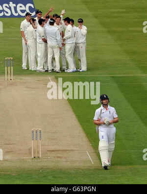 Der Engländer Jonathan Trott (unten) verlässt das Feld, nachdem er beim ersten Test auf dem Lords Cricket Ground, London, für 39 erwischt wurde. Stockfoto