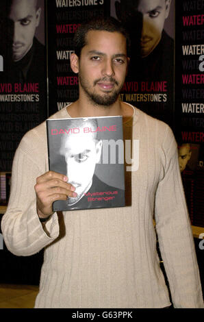 Der amerikanische Magier David Blaine bei Waterstones in Londons Piccadilly, um Kopien seines neuen Buches "Mysterious Stranger" zu unterschreiben. Stockfoto