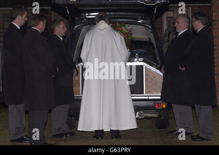 Der Sarg von Myra Hindley kommt zu ihrem Trauerdienst in der East Chapel des Cambridge Crematorium an. Vor der Einäschung des Leichnams wird ein kleiner privater Gottesdienst abgehalten und die Asche wird von Vertretern des Gefängnisdienstes abgeholt. Stockfoto