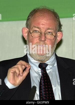 Bildungsminister Charles Clarke spricht bei der National New Heads Conference 2002 im Queen Elizabeth II Conference Centre, London. *08/03/2003 der Sohn des Bildungsministers Charles Clarke wurde wegen Fluchts von seiner Sekundarschule suspendiert. Der 16-Jährige wurde für einen Tag bestraft, weil er einen Schulangestellten verbal beschimpfte, nachdem er den Fußball des Jungen beschlagnahmt hatte, teilte das Ministerium für Bildung und Fähigkeiten mit. Gestern war er in Norwich zu Hause und wird am Montag wieder in der Schule sein. Herr Clarke sagte in einer Erklärung, die PA News veröffentlicht wurde: "Mein Sohn wurde für einen Tag als Folge ausgeschlossen Stockfoto