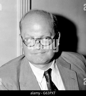 Sir Hugh Carleton Greene, 48, der Ende des Jahres die Nachfolge von Sir ian Jacob als Generaldirektor der BBC antreten wird. Er ist in London nach der Bekanntgabe seiner Ernennung abgebildet. Carleton Greene, der Bruder des Schriftstellers Graham Greene, trat nach seiner Abreise aus Oxford in den Journalismus ein. Von 1934 bis zu seiner Vertreibung durch die Hitlerregierung wenige Monate vor dem Ausbruch des Krieges arbeitete er in Berlin. Stockfoto