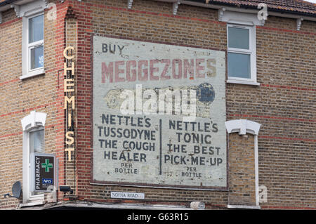 Alte Werbung Schild an Wand, Noyna Road, Tooting Bec, London Borough of Wandsworth, Greater London, England, Vereinigtes Königreich Stockfoto