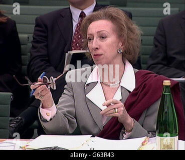 Bildschirmausbruch Umweltministerin Margaret Beckett beantwortet Fragen zum letztjährigen Ausbruch der Maul- und Klauenseuche bei einer Sitzung des Auswahlausschusses des Unterhauses für Umwelt, Landwirtschaft und ländliche Angelegenheiten in London. Stockfoto