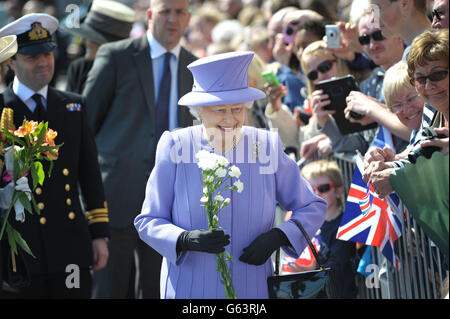 Königin Elisabeth II. Begrüßt die Öffentlichkeit nach einem Besuch der RNLI-Station in St. Ives, Cornwall. Stockfoto