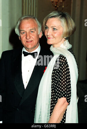 Schauspieler John Thaw und seine Frau Sheila Hancock kommen bei der BAFTA-Preisverleihung in London an. Stockfoto