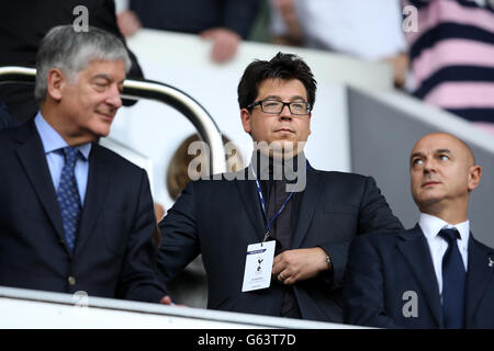 Der Komiker Michael McIntyre (Mitte) in der Regisseurbox mit dem Vorsitzenden des Verbands, David Bernstein (links), und dem Vorsitzenden von Tottenham Hotspur, Daniel Levy (rechts) während des Spiels der Barclays Premier League in der White Hart Lane, London. DRÜCKEN SIE VERBANDSFOTO. Bilddatum: Sonntag, 19. Mai 2013. Siehe PA Geschichte FUSSBALL Tottenham. Bildnachweis sollte lauten: Stephen Pond/PA Wire. EINSCHRÄNKUNGEN: Nur für redaktionelle Zwecke. Maximal 45 Bilder während eines Matches. Keine Videoemulation oder Promotion als „live“. Keine Verwendung in Spielen, Wettbewerben, Werbeartikeln, Wetten oder Einzelclub-/Spielerdiensten. Keine Verwendung mit inoffiziellen Audio-, Video-, Daten-, Stockfoto