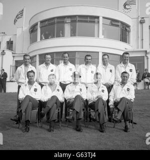 Am Vorabend ihres Zusammenstoßes mit Großbritannien stehen Mitglieder des Ryder Cup-Teams der Vereinigten Staaten auf dem Royal Birkdale Course in Lancashire an. (Hintere Reihe, von links) Dave Marr, Don January, Jonny Pott, Julius Boros, Billy Casper und Ken Venturi. (Vordere Reihe, von links) Tony Lema, Gene Littler, Byron Nelson, Tommy Jacobs und Arnold Palmer. Stockfoto