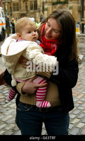 Die Frau Jools und die kleine Tochter Poppy des Starkochs Jamie Oliver bei der Demonstration im Zentrum von London gegen die Erweiterung des Stansted-Flughafens in Essex. Stockfoto