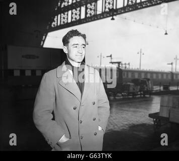 Major Charles Wylie, zweitkommandorter der britischen Expedition zum Mount Everest von 1953, am Bahnhof St. Pancras in London. Die Gruppe, angeführt von Oberst John Hunt, plant, Ende April ein Basislager zu errichten. Stockfoto