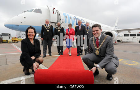 Flybe markiert 30 Betriebsjahren in Nordirland durch fliegen in Würdenträger aus fünf wichtigen Destinationen für einen besonderen Besuch im George Best Belfast City Airport ankommen. Den roten Teppich ausrollen (von links nach rechts) Andrea Hayes, Regionalleiter Flybe, Lord Bürgermeister von Birmingham, Stadtrat John Linien, die Oberbürgermeister Auserwählten von Manchester, Stadtrat Naeem Ul Hassan, Lord Mayor of Exeter, Stadtrat Rachel Lyons, der Propst von Inverness, Stadtrat Alexander Graham, der Bürgermeister von Southampton Stadtrat Ivan White und Belfast Lord Bürgermeister, Stadtrat Gavin Robinson. Stockfoto