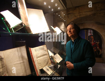 Die Dekanin von York, The Very Reverend Vivienne Faull, betrachtet einige der neuen Artefakte, die in The Undercroft, York Minster, York ausgestellt werden. Stockfoto