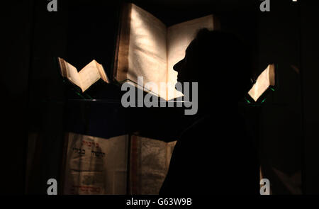 Die Dekanin von York, The Very Reverend Vivienne Faull, betrachtet einige der neuen Artefakte, die in The Undercroft, York Minster, York ausgestellt werden. Stockfoto