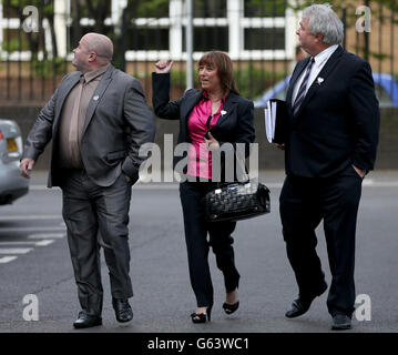 Denise Fergus trifft mit ihrem Mann Stuart (links) und dem Anwalt Sean Sexton (rechts) im Burlington House in Crosby, Merseyside, ein. Stockfoto