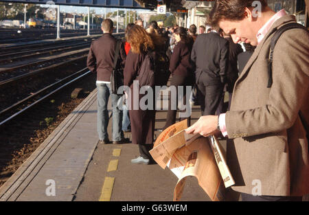 Pendler an der Clapham Junction. Pendler warten am Bahnhof Clapham Junction in London auf Züge. Stockfoto