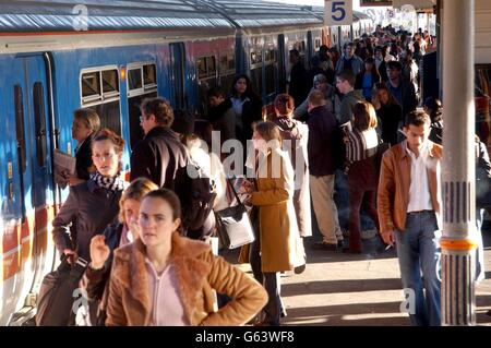 Bahnreisende warten auf dem Bahnsteig, um am Bahnhof Clapham Junction in einen Südwestzug zu steigen. Stockfoto