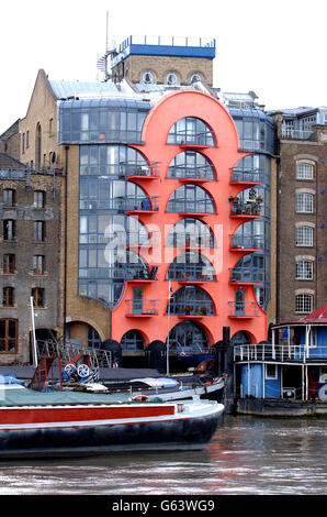 Wohnblocks entlang der Themse im Osten Londons. Stockfoto