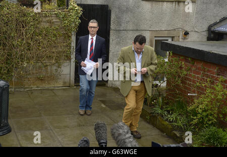 Der Sprecher des stellvertretenden Repräsentantenhauses, Nigel Evans (links), gibt in seiner Wohnung in Pendleton Lancashire eine Presseerklärung ab, in der er heute sagte, dass Vorwürfe, dass er einen Mann vergewaltigt und einen anderen sexuell missbraucht habe, „völlig falsch“ seien. Stockfoto