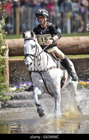 Neuseelands Andrew Nicholson auf Avebury in Aktion im Langlauf am vierten Tag der Badminton Horse Trials in Badminton, Gloucestershire. Stockfoto