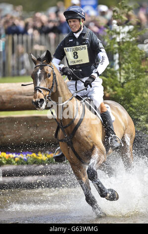 Der britische William Fox-Pitt auf Oslo dreht sich am vierten Tag der Badminton Horse Trials in Badminton, Gloucestershire, im See im Langlauf. Stockfoto