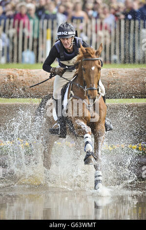 Der Neuseeländer Mark Todd auf Major Milestone sorgt während des vierten Tages der Badminton Horse Trials in Badminton, Gloucestershire, für einen Spritzwassereinspritzer im See im Langlauf. Stockfoto