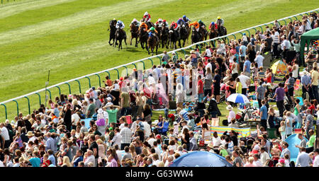 Hamza unter Neil Callan (grüner Hut) gewinnt beim Guineas Day des QIPCO Festivals 1000 auf der Newmarket Racecourse, Suffolk, den Timeform 'Europameister Two-Year-Old' - Harbour Watch Handicap. Stockfoto