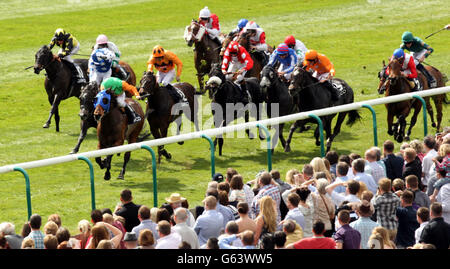 Hamza unter Neil Callan (grüner Hut) gewinnt beim Guineas Day des QIPCO Festivals 1000 auf der Newmarket Racecourse, Suffolk, den Timeform 'Europameister Two-Year-Old' - Harbour Watch Handicap. Stockfoto