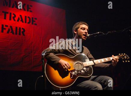 Noel Gallagher von Oasis tritt auf der Bühne während eines Konzerts auf, das zur Unterstützung von Oxfams „Make Trade Fair“-Kampagne im Astoria Nightclub im Zentrum von London gegeben wurde. Stockfoto