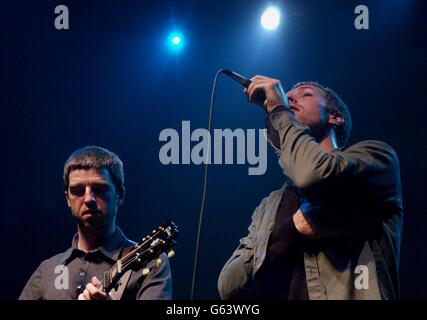 Coldplay's Chris Martin (rechts) und Oasis's Noel Gallagher treten auf der Bühne während eines Konzerts als Unterstützung von Oxfams 'Make Trade Fair' Kampagne im Astoria Nightclub im Zentrum von London auf. Stockfoto