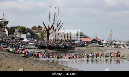 Die Teilnehmer steigen in Maldon, Essex, für das jährliche Maldon Mud Race ins Wasser ein. Stockfoto