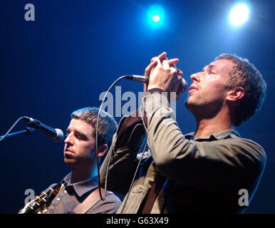 Coldplay's Chris Martin (rechts) und Oasis's Noel Gallagher treten auf der Bühne während eines Konzerts als Unterstützung von Oxfams 'Make Trade Fair' Kampagne im Astoria Nightclub im Zentrum von London auf. Stockfoto