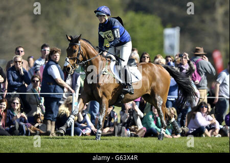 Zara Phillips auf High Kingdom passiert den See im Cross-Country am vierten Tag der Badminton Horse Trials in Badminton, Gloucestershire. Stockfoto