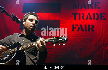 Noel Gallagher von Oasis tritt auf der Bühne während eines Konzerts auf, das zur Unterstützung von Oxfams „Make Trade Fair“-Kampagne im Astoria Nightclub im Zentrum von London gegeben wurde. Stockfoto