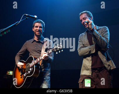 Coldplay's Chris Martin (rechts) und Oasis's Noel Gallagher treten auf der Bühne während eines Konzerts als Unterstützung von Oxfams 'Make Trade Fair' Kampagne im Astoria Nightclub im Zentrum von London auf. Stockfoto