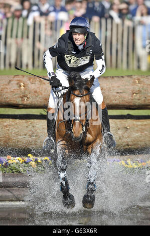 Am vierten Tag der Badminton Horse Trials in Badminton, Gloucestershire, springt der britische William Fox-Pitt auf der Parklane Hawk in den See. Stockfoto