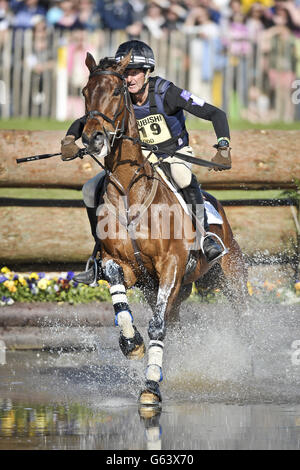 Der Neuseeländer Mark Todd am vierten Tag der Badminton Horse Trials in Badminton, Gloucestershire, in Aktion in Ravenstar am Lake im Langlauf. Stockfoto