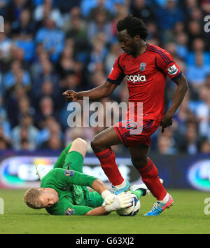 Fußball - Barclays Premier League - Manchester City / West Bromwich Albion - Etihad Stadium. Joe Hart von Manchester City rettet vor Romelu Lukaku von West Bromwich Albion Stockfoto