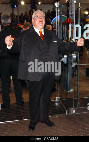 Der Schauspieler Richard Griffiths, der in dem Film die Hauptrolle spielt, kommt zur Filmpremiere von Harry Potter und der Chamber of Secrets am Odeon Leicester Square im Londoner West End. Stockfoto